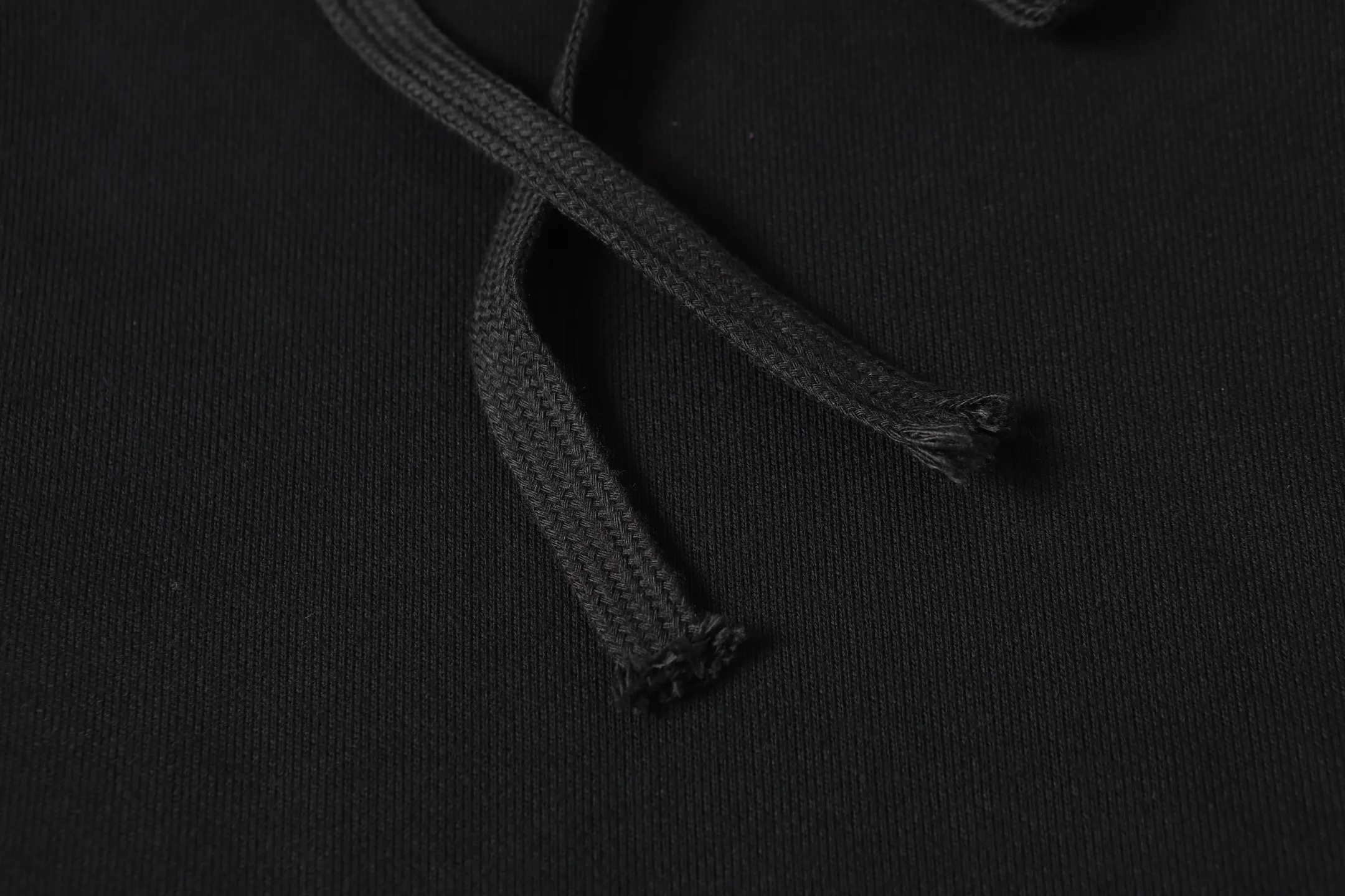 P240 Cross-border model, please do not place an order if you are pursuing quality - Chrome Hearts/Chrome Hearts Horseshoe Sanskrit printed hooded sweatshirt - High weight, high density and high quality. The wool is soft, delicate and skin-friendly. Soft and silky to the touch. Excellent warmth and skin-friendly properties. - Custom-woven and custom-dyed. No color difference. No matter the fabric or workmanship details, it is better than the ordinary version on the market. - Hardware and zipper accessories are all customized. Full of details - Color: black - Size: S M L XL